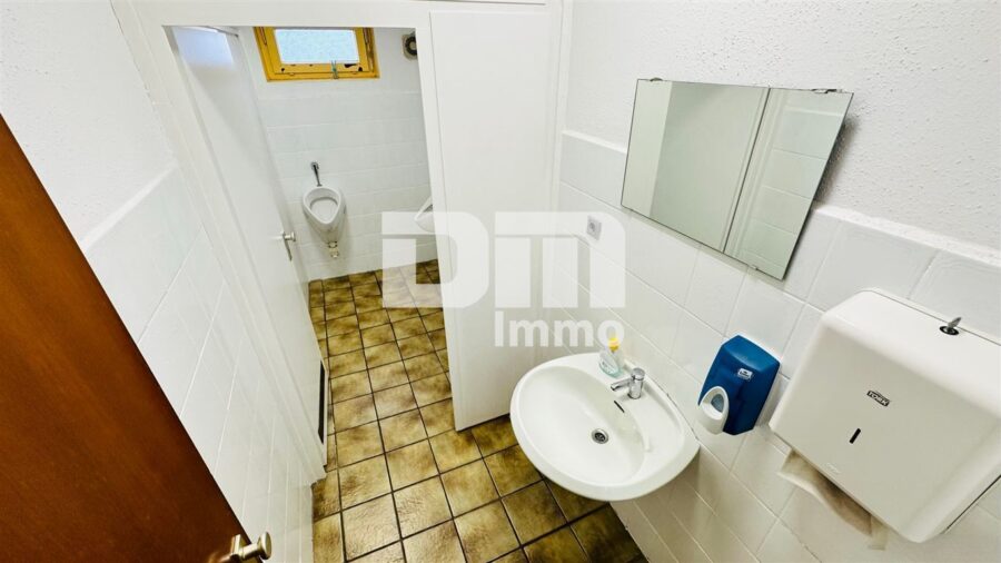 Imposante Tennishalle/ Komplex mit Gastronomie und Wohneinheit - Toiletten / Pissoirs EG